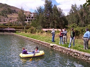 Fundo El Chocho, mit dem Boot auf dem See