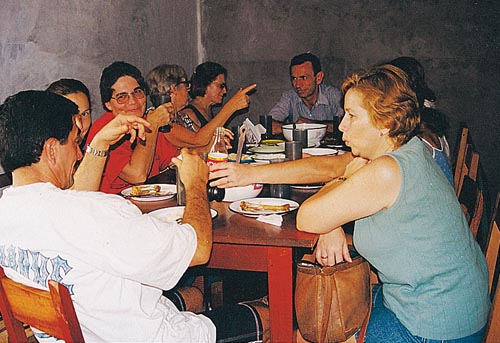 Pozuzo, Mittagessen in Santa Rosa mit dem Bürgermeister Josef Müller