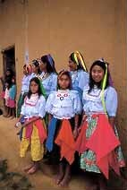 Bewohner von Lamas mit ihrer typischen Kleidung